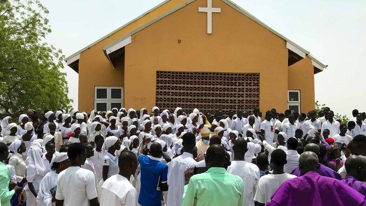 Nig Ria Homens Armados Sequestram Outro Sacerdote Cat Lico E Arcebispo