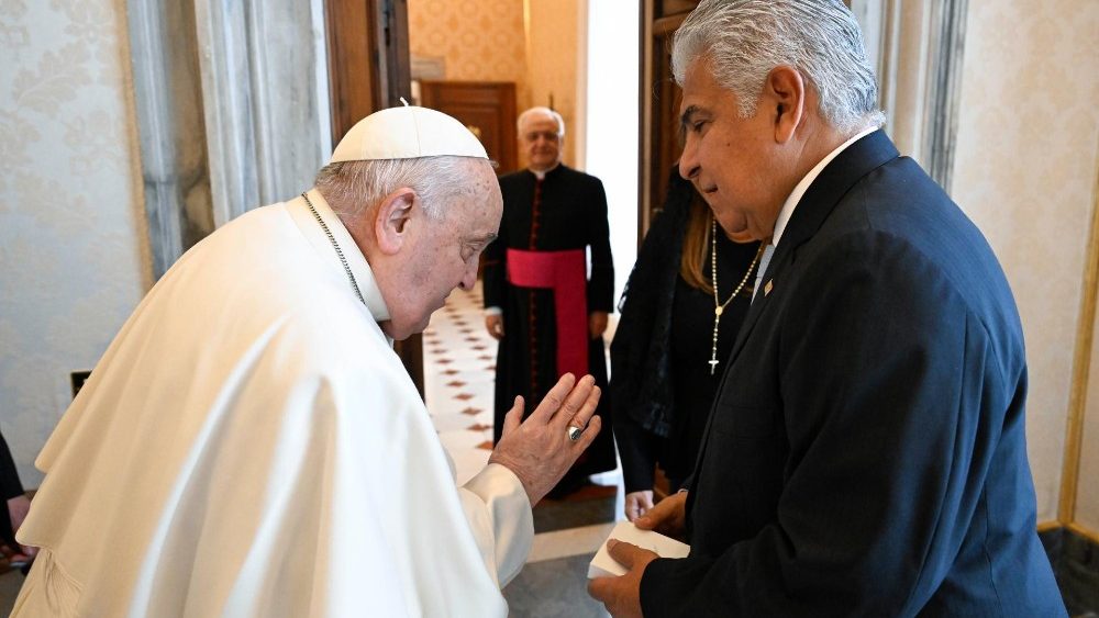 Presidentes do Panama e Haiti sao recebidos pelo Papa no Vaticano 1