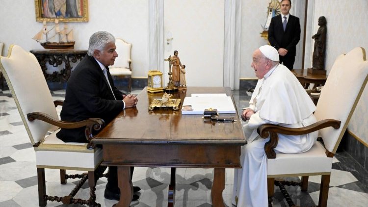 Presidentes do Panama e Haiti sao recebidos pelo Papa no Vaticano 3