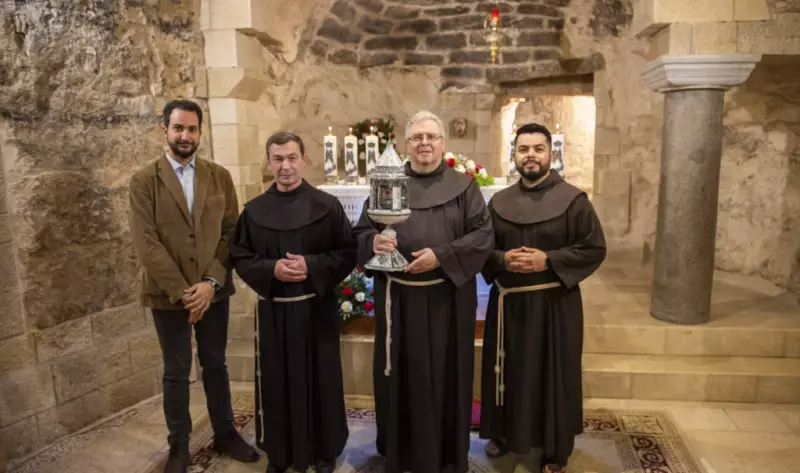 Reliquia da Casa de Nazare peregrina pela America Latina 1