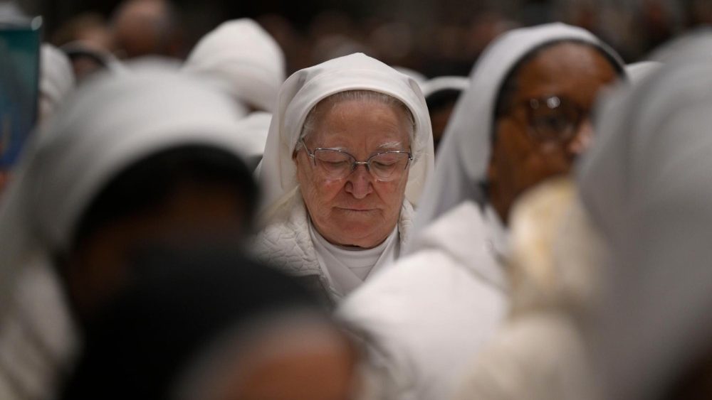 Papa Francisco convida religiosos a serem portadores de luz 4