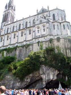 Lourdes cathedrale grotte