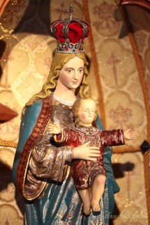 A maternidade divina de Maria, considerada integralmente em si mesma, constitui o primeiro princípio básico e fundamental de toda a mariologia. 