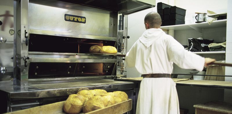 Religioso da Abbaye du Barroux fazendo pão