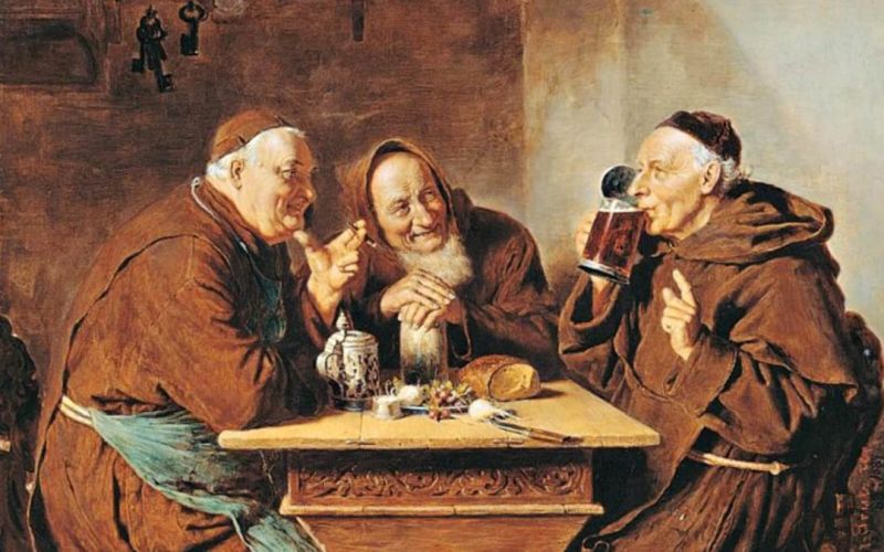 monges católicos tomando cerveja