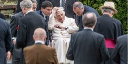 Em sete anos, esta foi a segunda vez que o Papa Emérito deixa seu retiro no Vaticano para fazer e a primeira vez que deixa o vaticano para fazer uma viagem após sua renúncia.