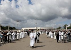 A primeira peregrinação aniversária com presença física de fiéis depois da quarentena, serviu também para comemorar o centenário da chegada da imagem de Fátima ao Santuário.