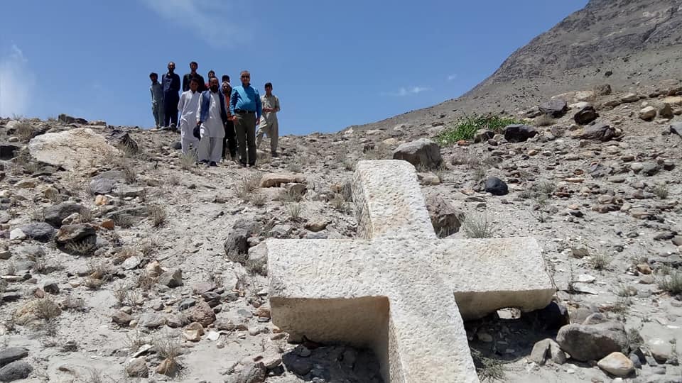 Cruz cristã de 1.200 anos e com mais de 3 toneladas é encontrada no Paquistão 1
