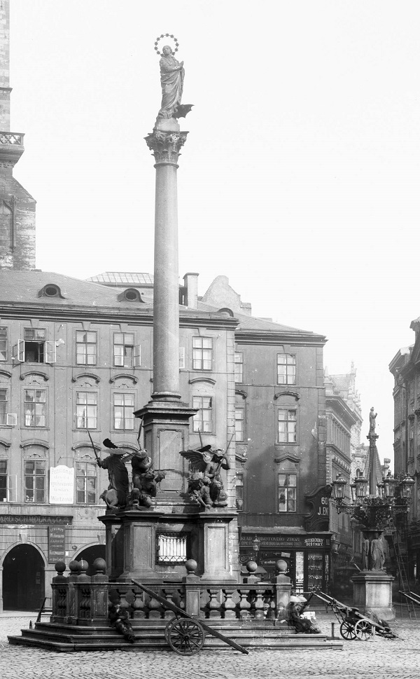 República Tcheca Imagem de Nossa Senhora destruída há 100 anos volta ao seu lugar de honra 3