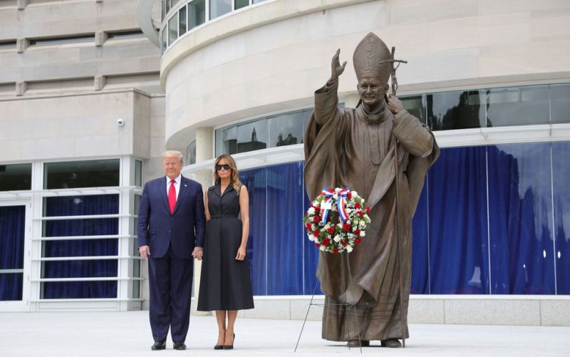 Trump visita complexo João Paulo II e Arcebispo de Washington se indigna