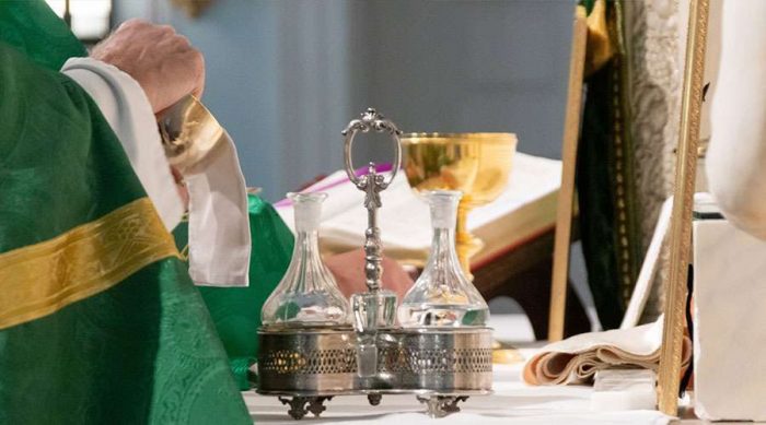 Estados Unidos homem ataca sacerdote quando se preparava para a Missa
