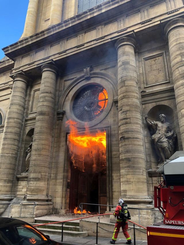 Igreja Católica na França é alvo de três ataques por dia 1