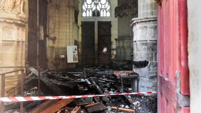 Igreja Católica na França é alvo de três ataques por dia 3