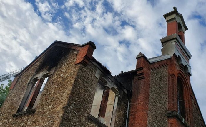 Igreja na França é atingida por incêndio de causas desconhecidas 1