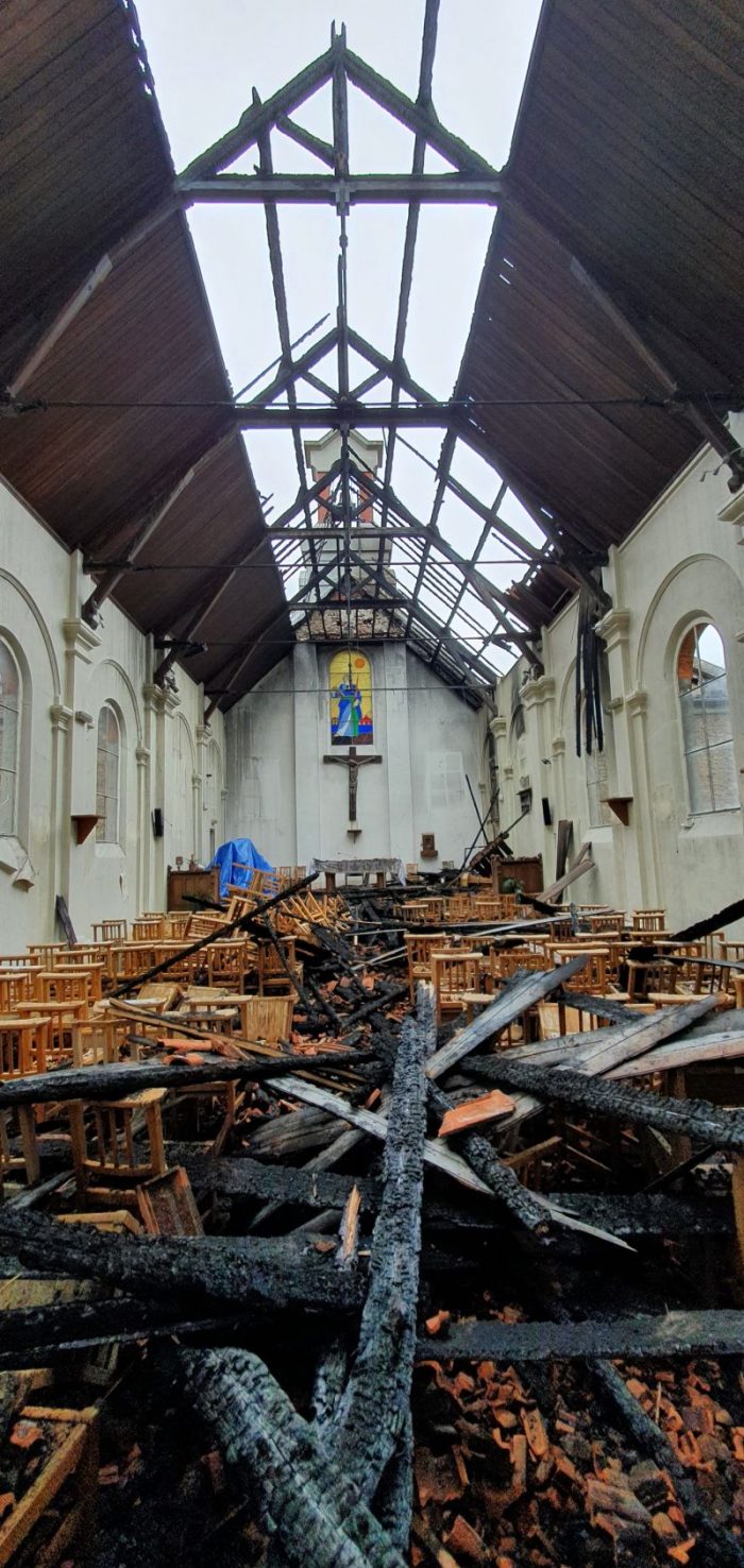 Igreja na França é atingida por incêndio de causas desconhecidas 2