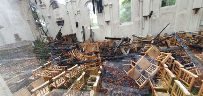Igreja na França é atingida por incêndio de causas desconhecidas 3