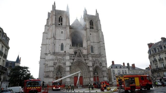 Incêndio atinge catedral de Nantes 2