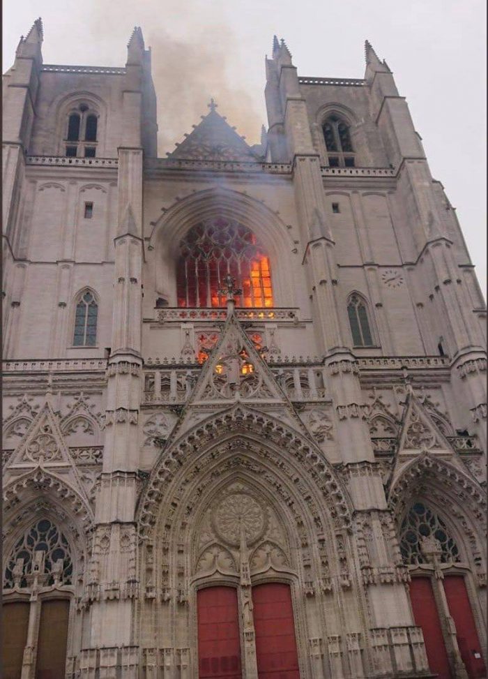 Incêndio atinge catedral de Nantes