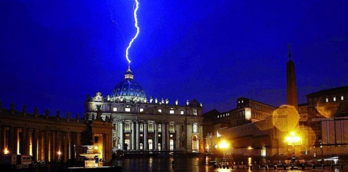 O poder do inferno não prevalecerá basílica de São Pedro raio