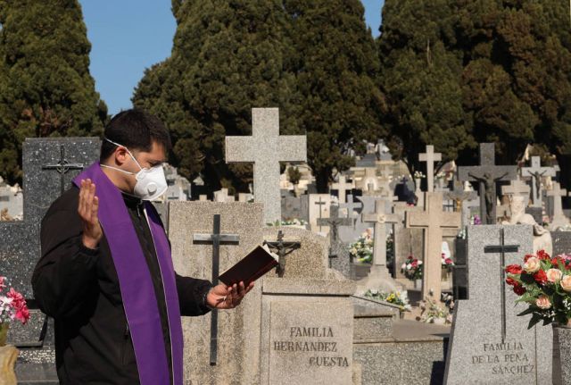 Sacerdotes e diáconos rezam pelos defuntos em cemitérios do Chile 3
