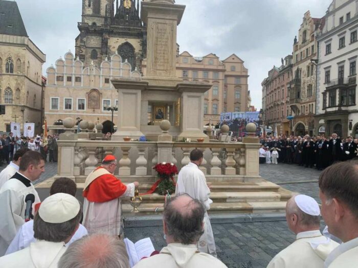 Coluna Mariana em Praga e abencoada pelo Cardeal Duka 2