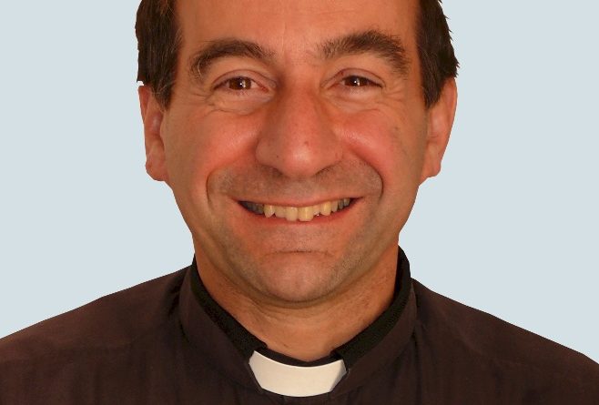 Os fiéis estão fartos de programas de ensino religioso como este: ele agride a inocência das crianças, afirma o padre John Rizzo, sacerdote na diocese.
