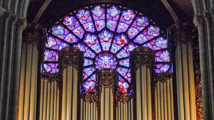 Os grandes órgãos de Notre Dame de Paris, que fizeram tremer as pedras da catedral gótica, serão restaurados, depois de serem danificados pelo incêndio de 2019.