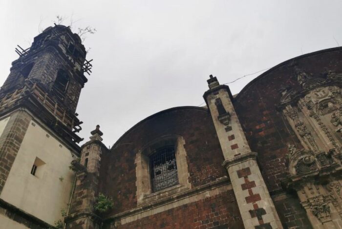 Incendio atinge historica igreja da Santa Veracruz no Mexico 2