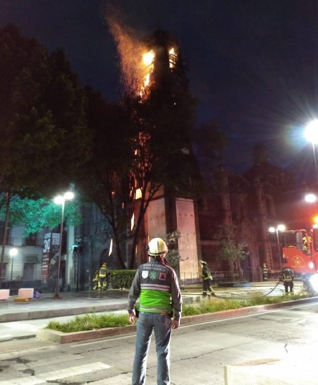 Incendio atinge historica igreja da Santa Veracruz no Mexico 3