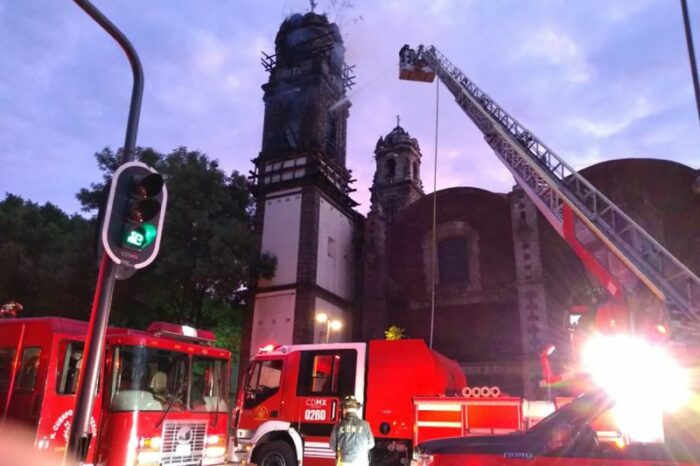 Incendio atinge historica igreja da Santa Veracruz no Mexico 4