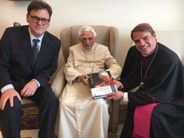 Papa emérito Bento XVI está com a saúde debilitada