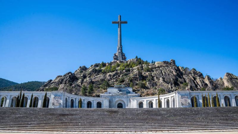 Governo social-comunista da Espanha planeja "redefinir o Vale dos Caídos": será um cemitério civil, sem os religiosos beneditinos e sem a Cruz monumento.
