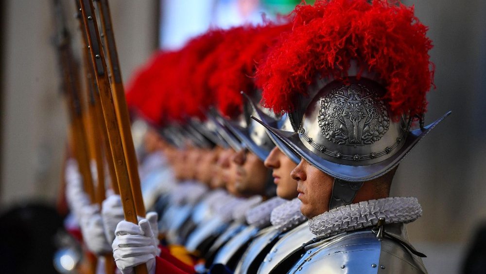 Guarda Suíça Pontifícia celebra 500 anos de ato heroico em defesa do Papa 3 Juramento de novos recrutas da Guarda Suica ocorrera no dia 4 de outubro 4