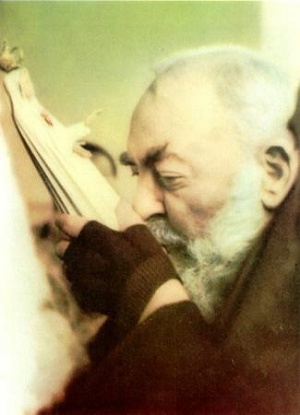 Padre Pio osculando imagem de Nossa Senhora de Fatima