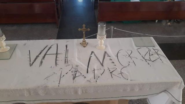 “O diabo manda aqui” e “Vai morrer padre” foram frases pichadas na parede e na toalha do altar da Igreja no interior do Ceará.