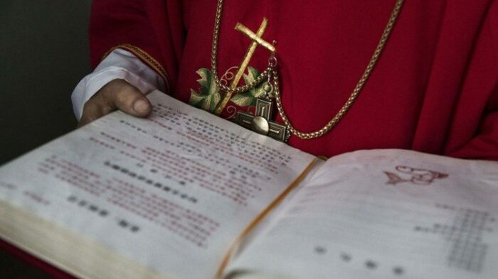 Sacerdote Catolico e sequestrado e torturado pelo governo comunista chines