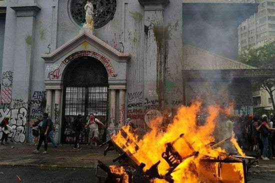 Arcebispo de Santiago condena ataques sacrilegos contra igrejas no Chile 2