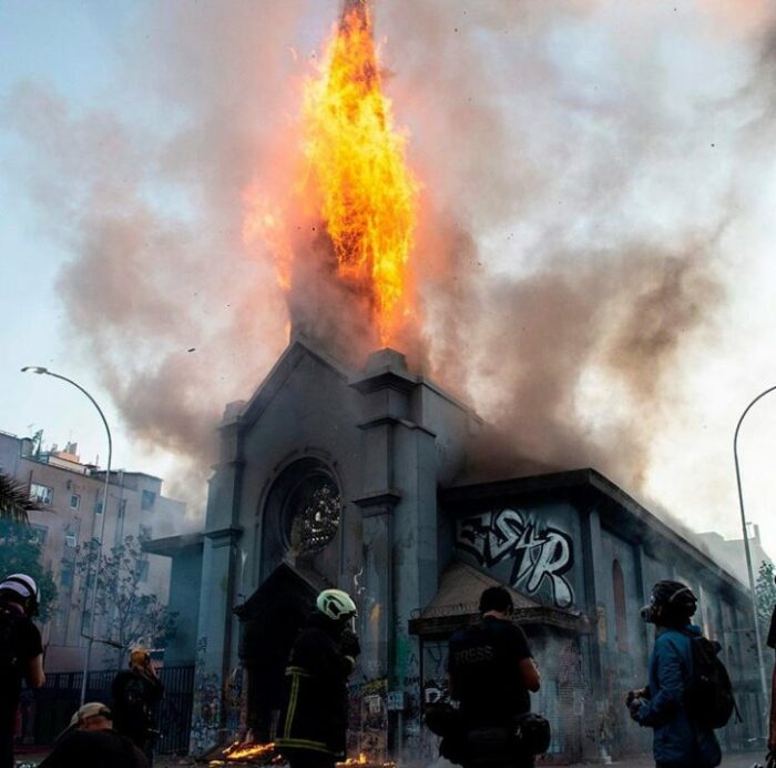 Como foram os ataques contra a Igreja Catolica no Chile 2