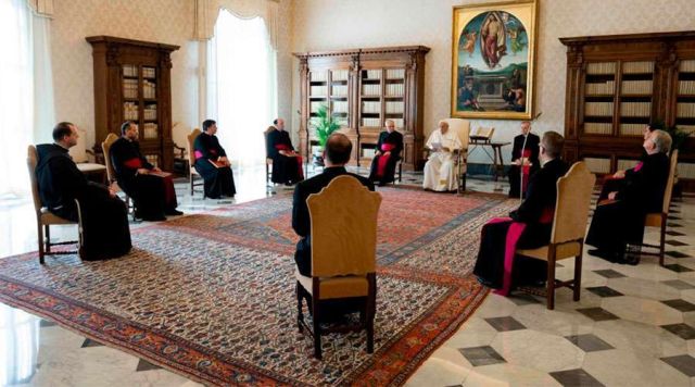 Coronavírus: as Audiências Papais voltam a ser realizadas sem público, na biblioteca do Palácio Apostólico, com transmissão online.