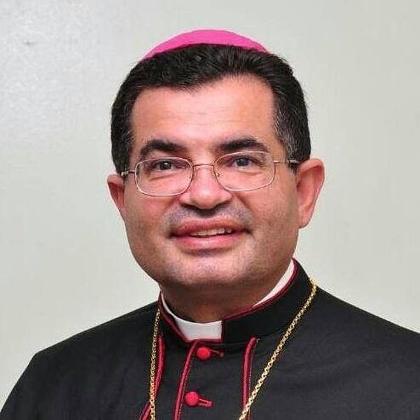 O novo bispo diocesano Dom Rosalvo Cordeiro era bispo titular de Castellum Tatroportus e auxiliar na arquidiocese de Fortaleza, Ceará.