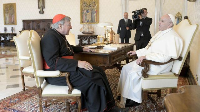  Cumprimentando o Cardeal Pell com um aperto de Mão, o Papa disse “É um prazer encontrá-lo novamente”,  “Obrigado pelo seu testemunho”.