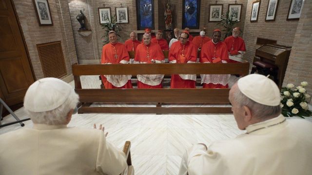 O gesto de os novos Cardeais visitarem o Papa Emérito aconteceu também no final dos outros Consistórios realizados no Pontificado de Francisco.