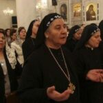 As famílias 240 famílias resistentes vivem na região de Idleb, dominada pelos terroristas muçulmanos do jihadi e estão proibidas de realizar qualquer manifestação religiosa.