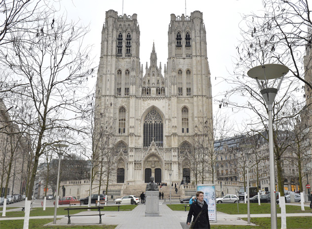 Catedral de Bruxelas promove exposicao de presepios 3