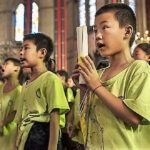 Partido Comunista Chines obriga professores a espalhar o ateísmo entre as crianças, a educar a não acreditar em Deus e castigar os recalcitrantes com penalidades humilhantes.