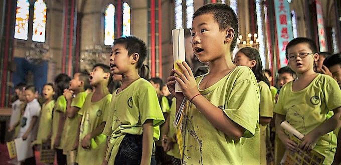 Partido Comunista Chines obriga professores a espalhar o ateísmo entre as crianças, a educar a não acreditar em Deus e castigar os recalcitrantes com penalidades humilhantes. 