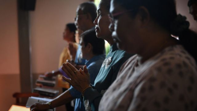 Os aldeões do Laos –país de maioria budista– se opõem às pessoas que se convertem ao catolicismo e as perseguem ferozmente.