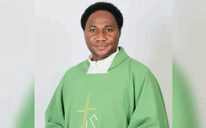 Sacerdote catolico e libertado apos ser sequestrado na Nigeria