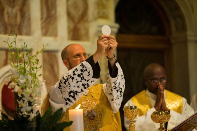 A concessão da Santa Sé visa favorecer a participação de mais fiéis nas Santas Missa e está vinculada à propagação da pandemia do coronavírus. 