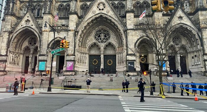 Tiroteio em Catedral de Nova York termina com homem baleado 2